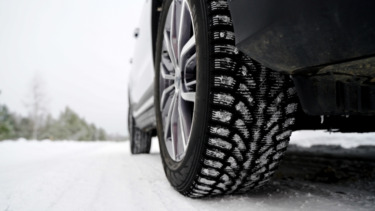 雪の降らない地域でも冬はスタッドレスタイヤに履き替えたほうがよいのでしょうか？ 都内に住んでいるのであまり必要性を感じません。（ファイナンシャルフィールド）  - Yahoo!ニュース