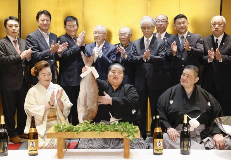 佐渡ケ嶽部屋　力士名入　皿 ちゃんこ場で力士と過ごす九州場所、年に一度の「大将」は琴桜初