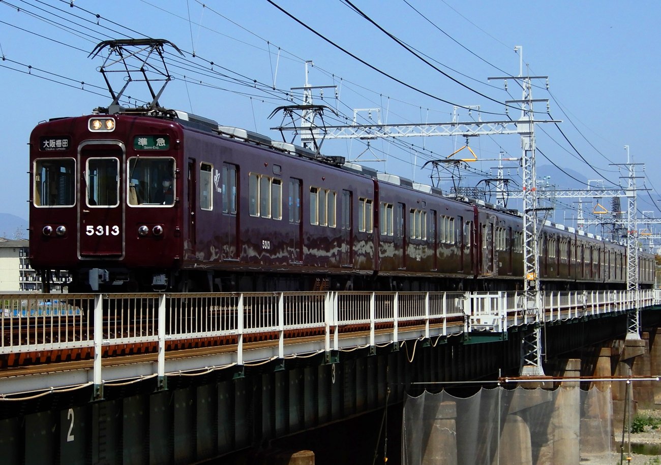 阪急京都線で人身事故　ホームから男性が飛び込む　京都線と千里線の運転を一時見合わせ（京都新聞） - Yahoo!ニュース