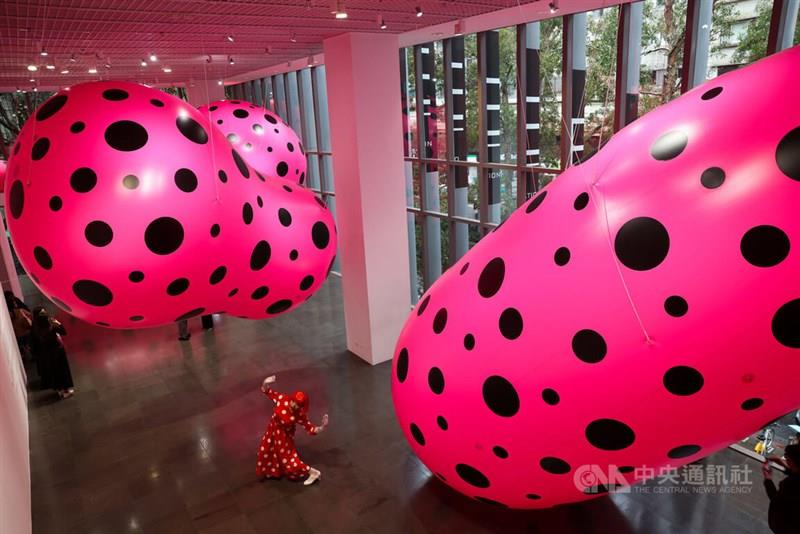 台北で草間弥生さんの作品展 台湾初公開の作品など70点展示