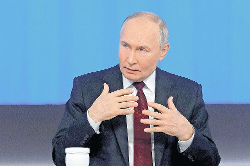 プーチン大統領が記者会見で発言する様子