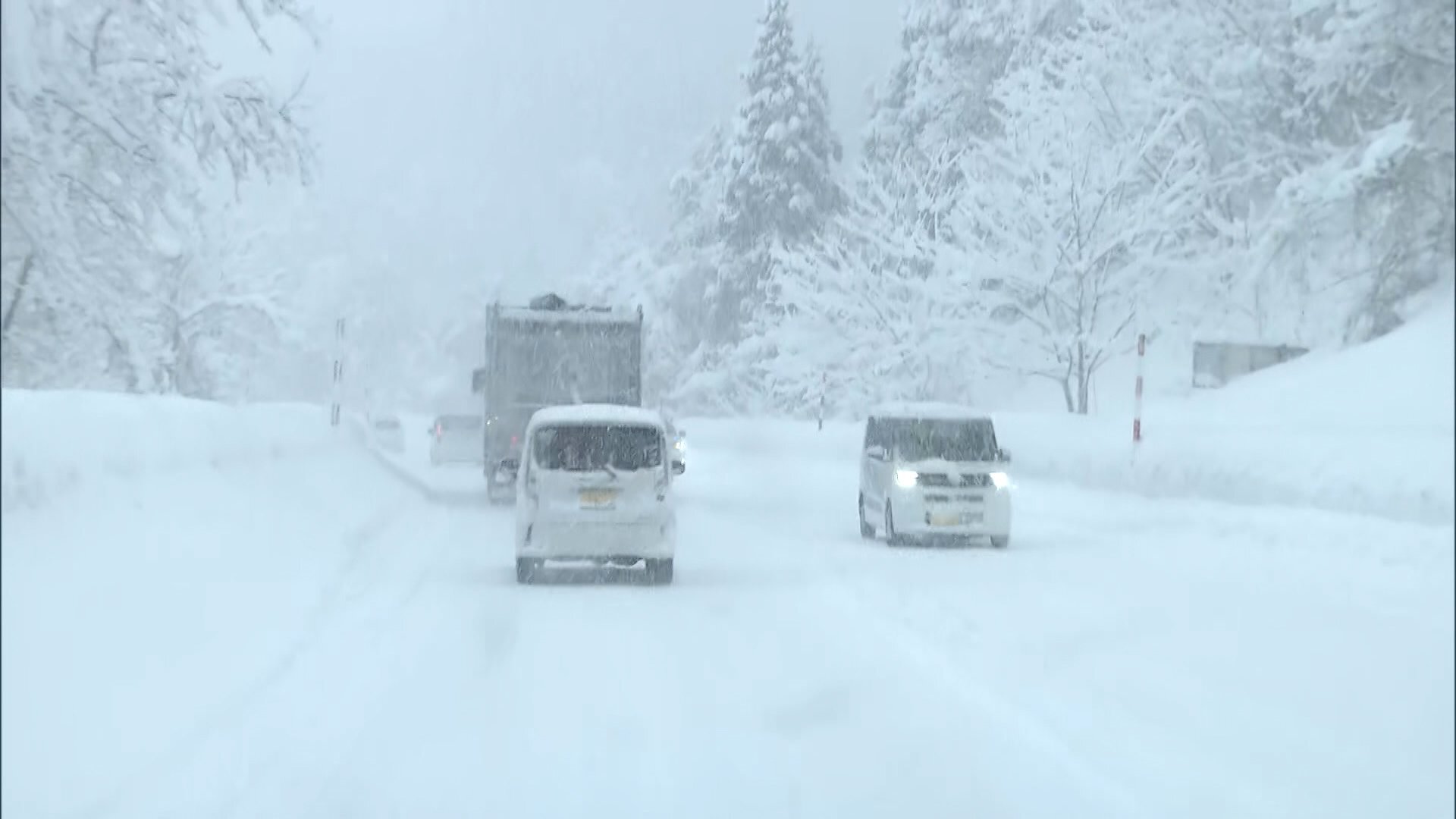 警戒】“クリスマス寒波”で猛吹雪…26日以降は“年末寒波”の見通し 関東で今季初の積雪1メートル超 群馬・万座温泉スキー場では“銅線泥棒”でリフト4本運休も（FNNプライムオンライン（フジテレビ系））  - Yahoo!ニュース