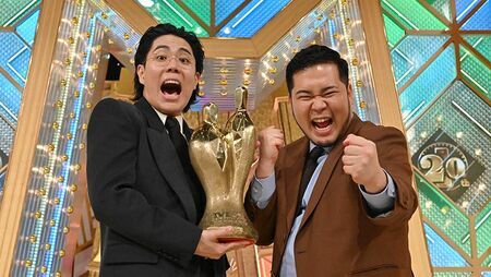 令和ロマンくるまさんのサンローランジャケット