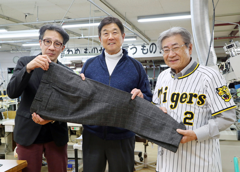 阪神平田コーチ 里帰り「良い履き心地 地元思い出す」 松浦工場製スラックス愛用（長崎新聞） - Yahoo!ニュース