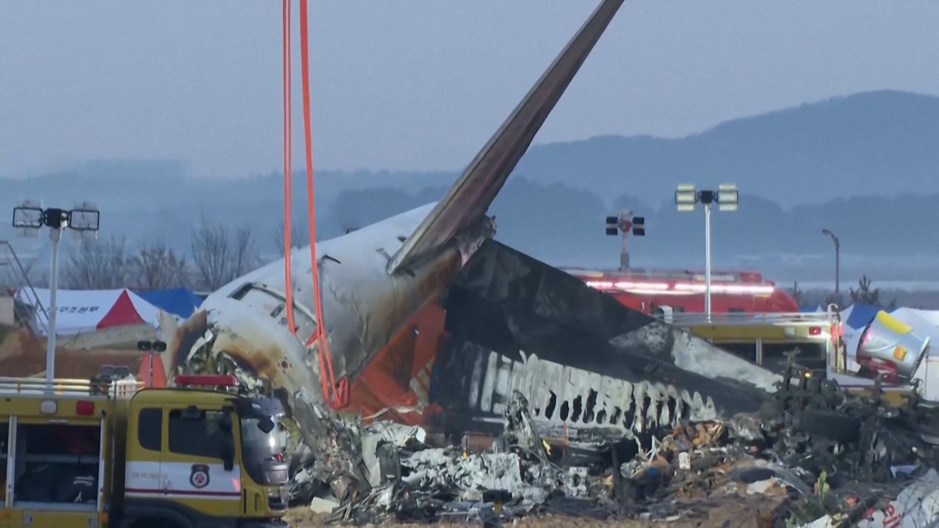 チェジュ航空179人死亡事故「遺体の損傷ひどく確認に時間かかると説明受けた」遺族が会見 務安空港「バードストライクの危険性高い」2020年作成の報告書で指摘（FNNプライムオンライン（フジテレビ系））  - Yahoo!ニュース