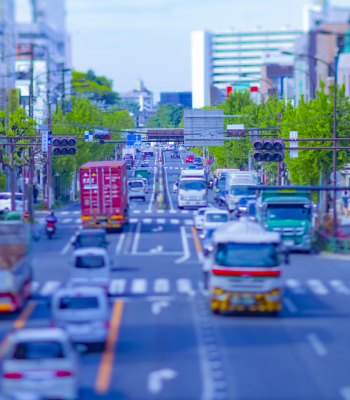 【問題】信号待ちのトラックと小型車。青になって「小型車が先に発進したのはなぜか」わかりますか？……エンジンの性能は関係ありません(現代ビジネス)