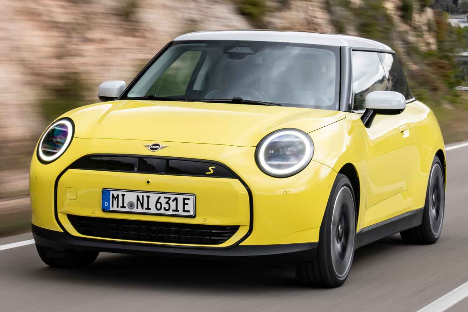 元クラシック・ミニオーナーが最新「MINI」に乗ってみると…？「BEV」と「ガソリンモデル」の違いを比較しました【KEEP ON  RACING】（Auto Messe Web） - Yahoo!ニュース