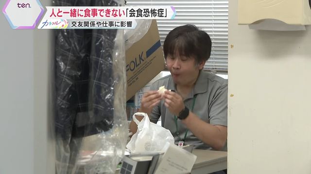 一人で昼食をとる女性の画像