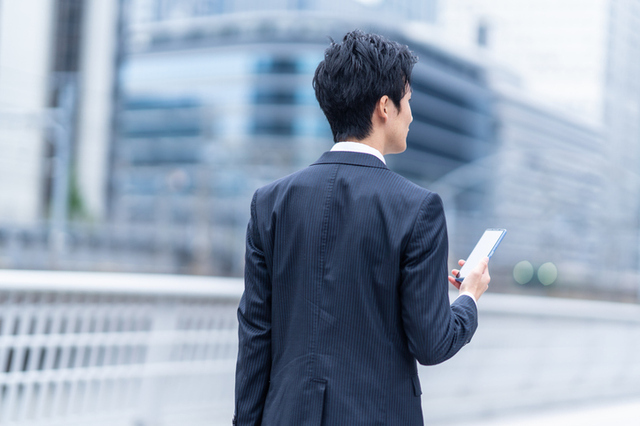 銀行員が顧客対応をしている様子