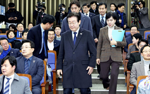 韓国国会で開かれた共に民主党の議員総会に出席する李在明代表