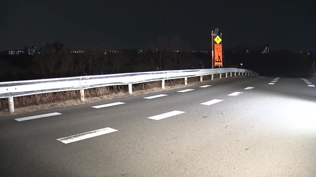 堤防道路で「人が倒れている」と通報…夕方に帰宅途中だった47歳女性が車にひき逃げされ重傷 警察が車の行方追う