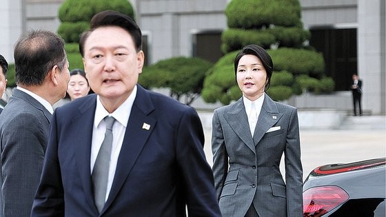 韓国の尹錫悦（ユン・ソクヨル）大統領と金建希（キム・ゴンヒ）夫人が２０２４年１０月６日、フィリピン・シンガポールなど国賓訪問のために出国の途に就いている。