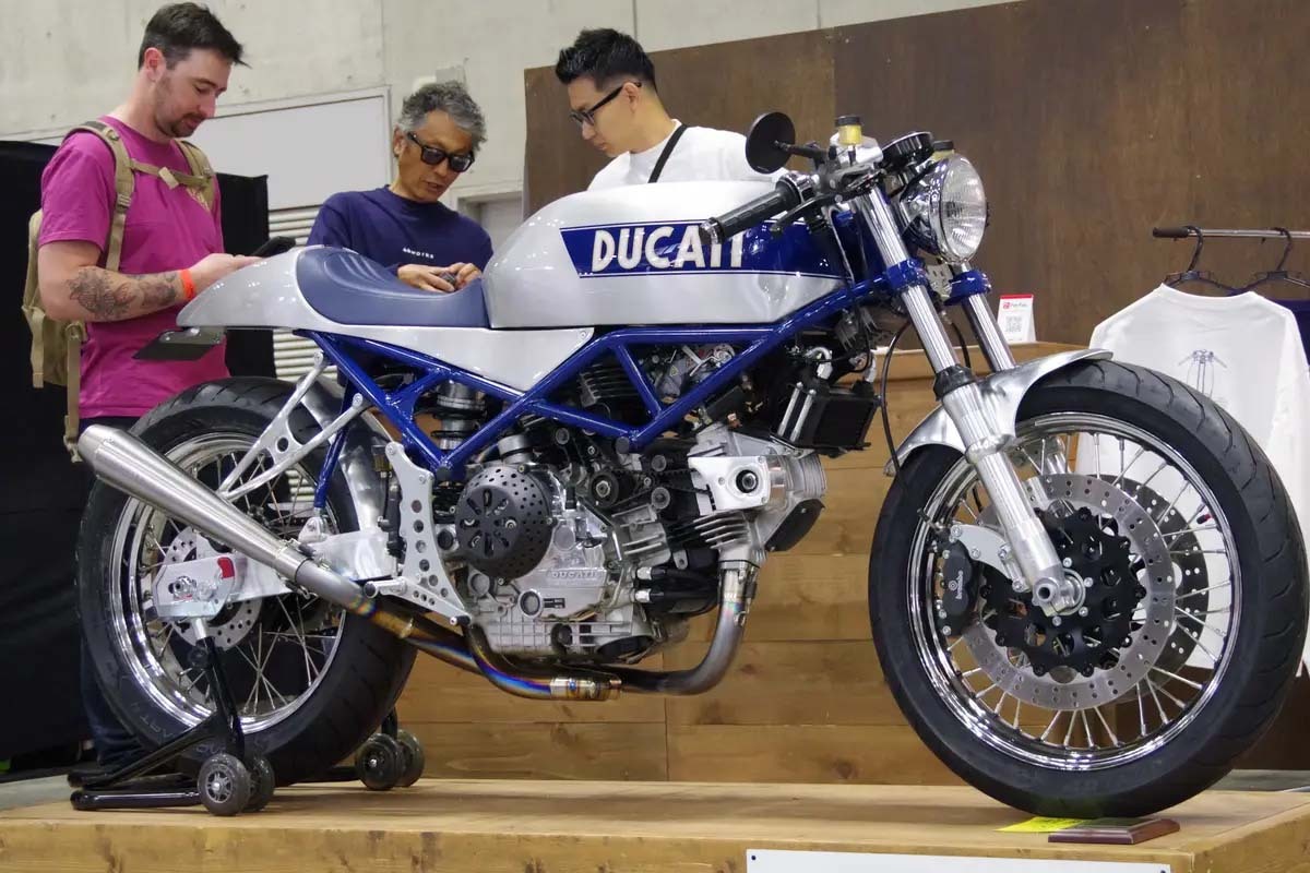 最新情報 モンスター900をレトロスタイルのロードスターに仕上げる F1
