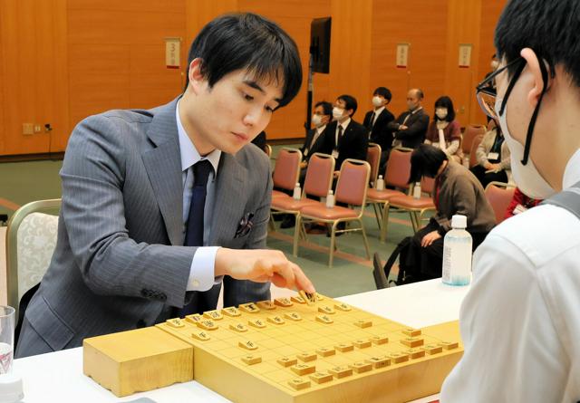 佐々木勇気八段と永瀬拓矢九段の対局の様子