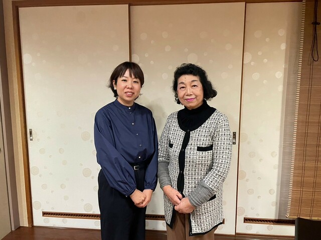 女将の今泉典子さん(右)と娘の登紀子さん