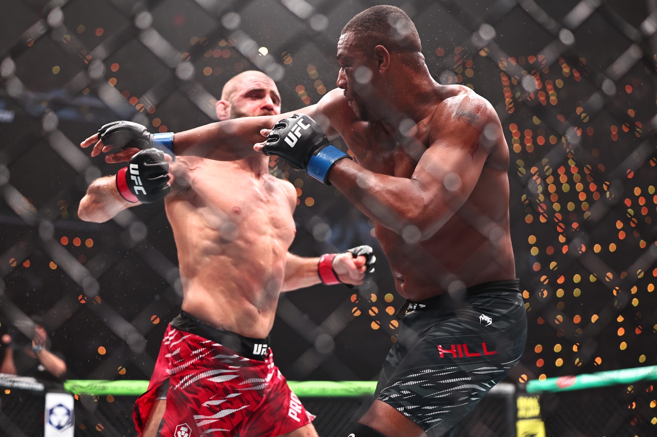 スーパーセール タイムセール 時間 UFC】プロハースカが殴り殴られ最終RでTKO勝ち「殴られてから その他