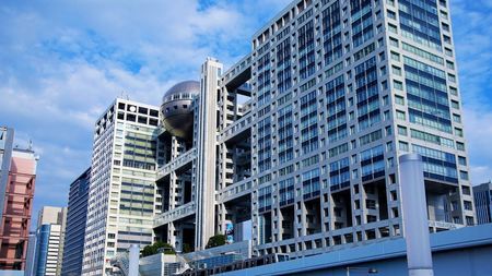 alt フジテレビの港浩一社長が記者会見で説明する様子。多くの報道陣が集まり、注目度の高さが伺える。