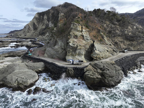 隆起した海岸に整備された迂回路