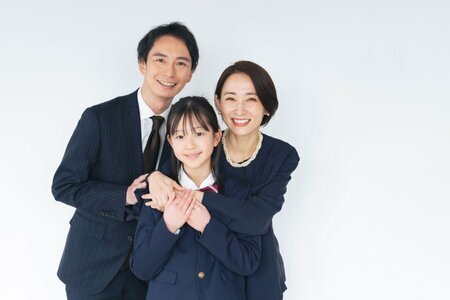 【私立中学校】通わせる「親の年収」はいくら？学費の平均額つき(LIMO)