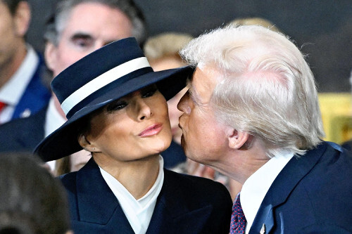 メラニア夫人の頬にキスをするトランプ氏