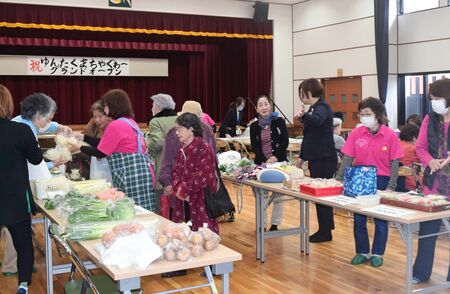 好評の移動販売「新城商店」が正式オープン　名称変え品数増やす　独り暮らしの高齢者ら喜ぶ　宜野湾市(沖縄タイムス)