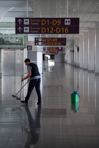 空港は閑散、飛行機はどこに？航空便停止のウクライナ　「祖国の空」取り戻す日待ち望むパイロットたち