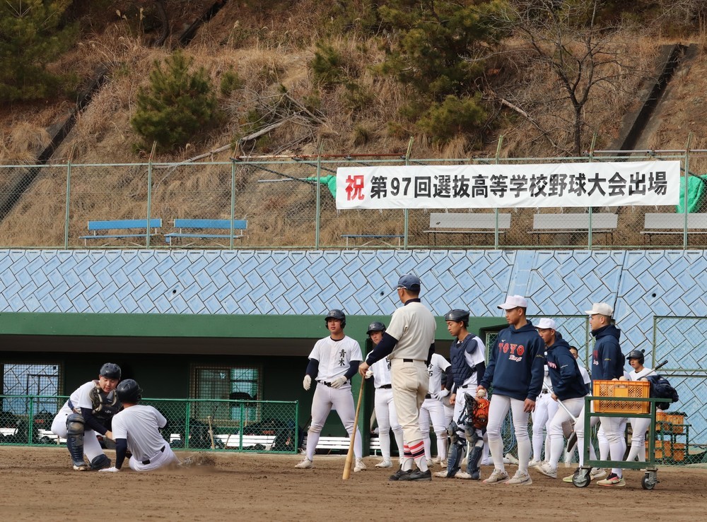 センバツ2025 選手見守る横断幕 出場祝い東洋大姫路 ／兵庫