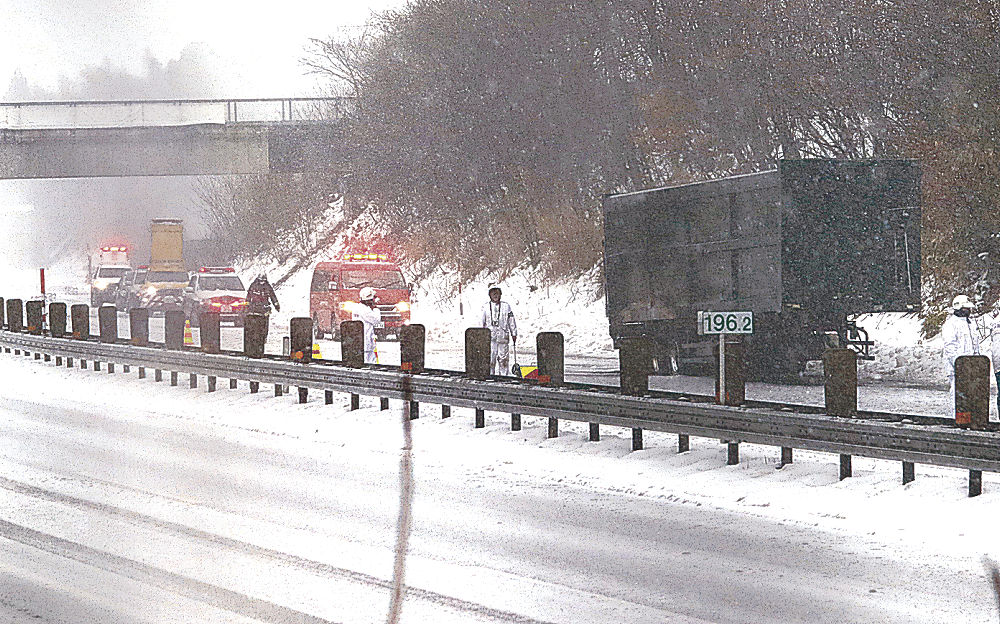 石川・富山県境やっぱり雪に弱く 北陸道通行止め⇒迂回の国道