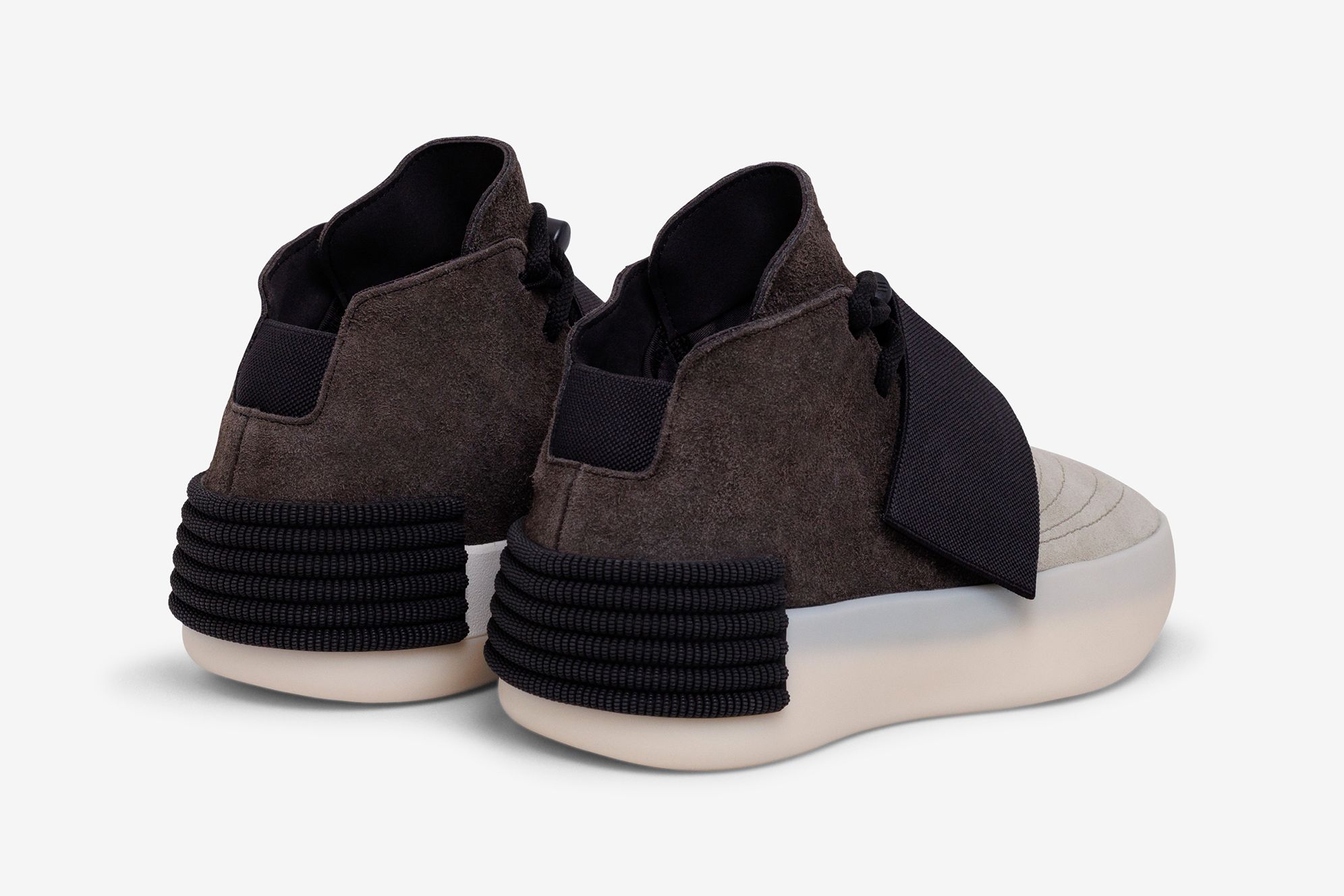 アディダス オリジナルスとフィアオブゴッドの新作「Fear of God アディダス オリジナルスとフィアオブゴッドの新作「Fear of God