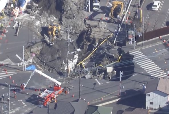 発生から72時間超…道路陥没でトラック転落　運転手救助のためのスロープが穴とほぼ繋がる　埼玉・八潮市