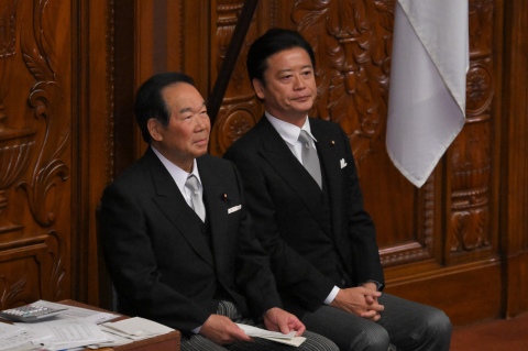 衆院議長に選ばれた額賀福志郎（左）と副議長に選ばれた玄葉光一郎（2024年11月11日）