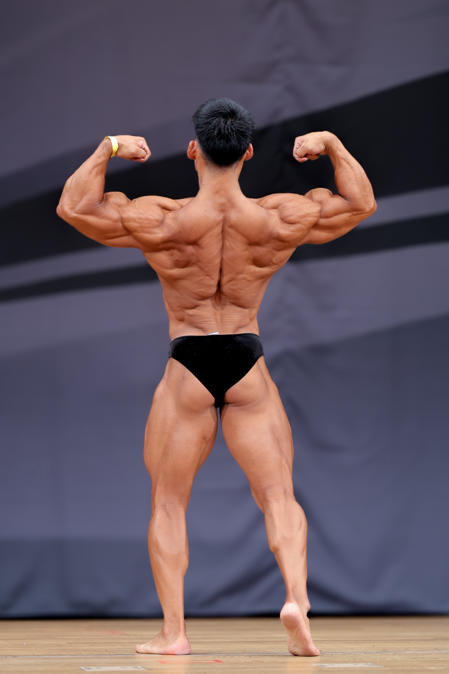 まるで二頭にラグビーボール！ 175cm・90kgの人類とは思えぬ圧倒