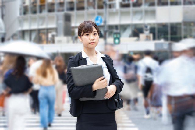 〈東京一極集中再び〉「地元では網タイツ履いただけで『ビッチ』呼ばわり」アパレル夢見て九州から上京…一度は戻るも女性が再上京した訳とは