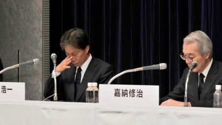 港浩一社長（左）と嘉納修治会長の会見の様子。長時間におよぶ会見で疲れを見せる二人。