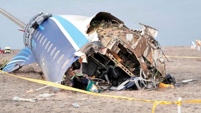 墜落アゼル航空機に「貫通した穴」　調査の中間報告、原因は特定せず