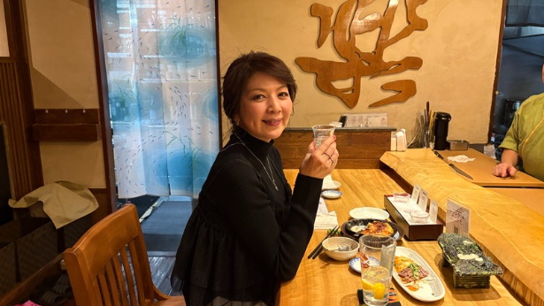 ハワイアン居酒屋で乾杯する飯島直子さん