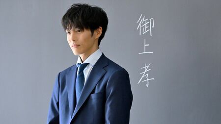 alt="松坂桃李演じる御上先生、真剣な眼差しで生徒を見つめる"