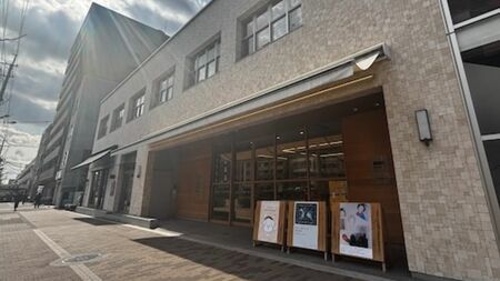 大垣書店が入る堀川新文化ビルヂング。写真左手に見えるのが歴史ある堀川商店街