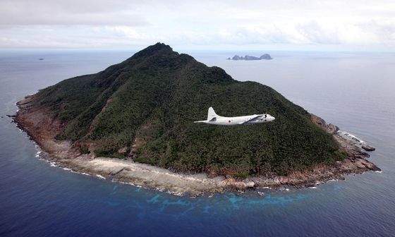 海上自衛隊のP-3C哨戒機が尖閣諸島上空を飛行する様子