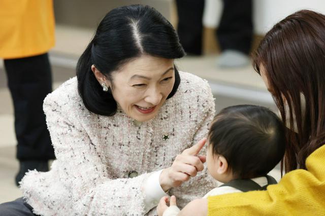 紀子さまが子どもと交流する様子