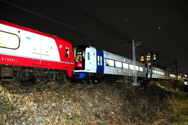 名鉄名古屋本線の快速特急が停車している様子