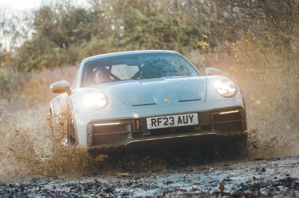 ポルシェ新型911ダカール 「Tハイブリッド」搭載で2025年末に
