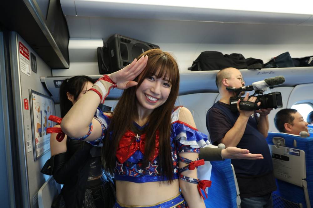 【東京女子プロレス】荒井優希ら新幹線車内で激闘「こんな新幹線は初めて」（MusicVoice） - Yahoo!ニュース