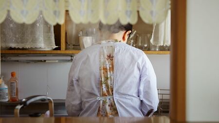 alt="医療用麻薬を服用する前のAさんの様子：痛みで体を動かすのも辛そうです。"