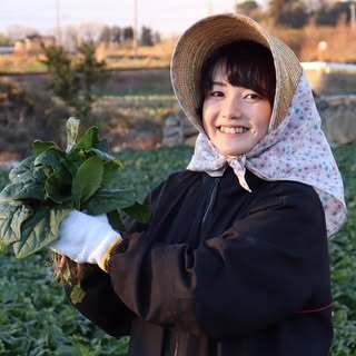 メルボルンのカフェでコーヒーを楽しむ女性