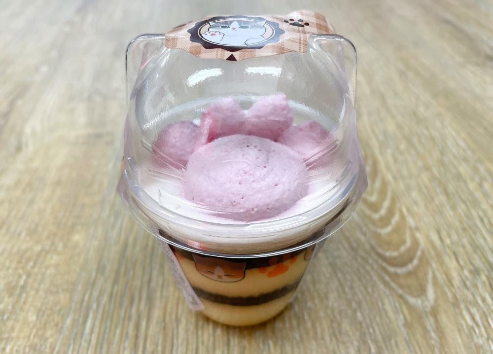 ファミマの猫スイーツ「しっぽのロールケーキ」「キャラメル