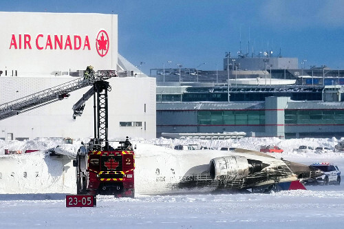 カナダ・トロント空港でデルタ機が着陸時に横転、８人負傷…乗客約８０人は全員避難