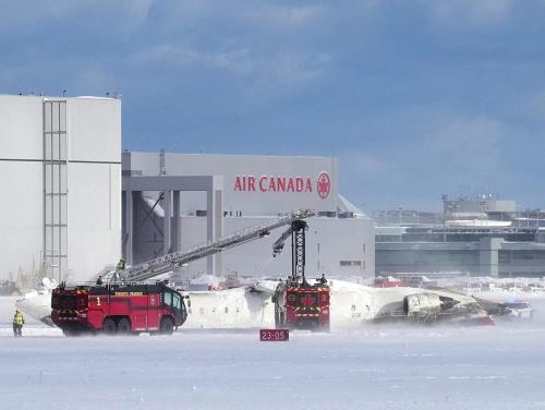 カナダ・トロント空港でデルタ機が着陸時に横転、８人負傷…乗客約８０人は全員避難