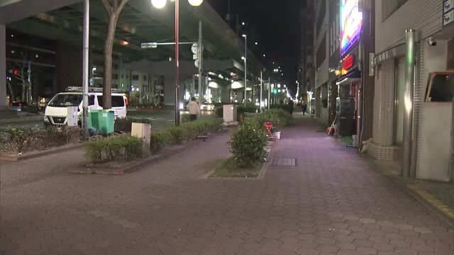 国道沿いの歩道に頭から血を流して倒れた男性 殺人未遂事件として捜査 “黒の上着の男”が逃走