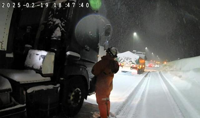 新潟で大雪続く　関越道では立ち往生発生、一時は100台が列を作る